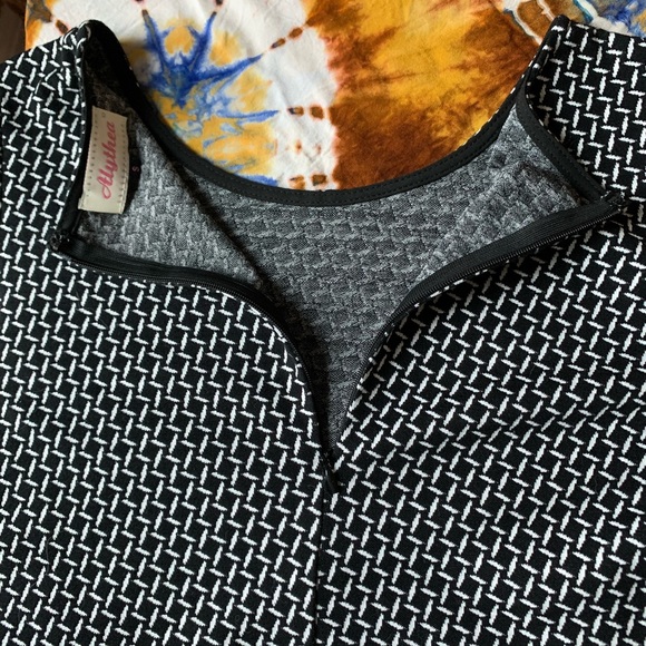 NWOT ALYTHEA cropped 3/4 sleeve top - Picture 3 of 4